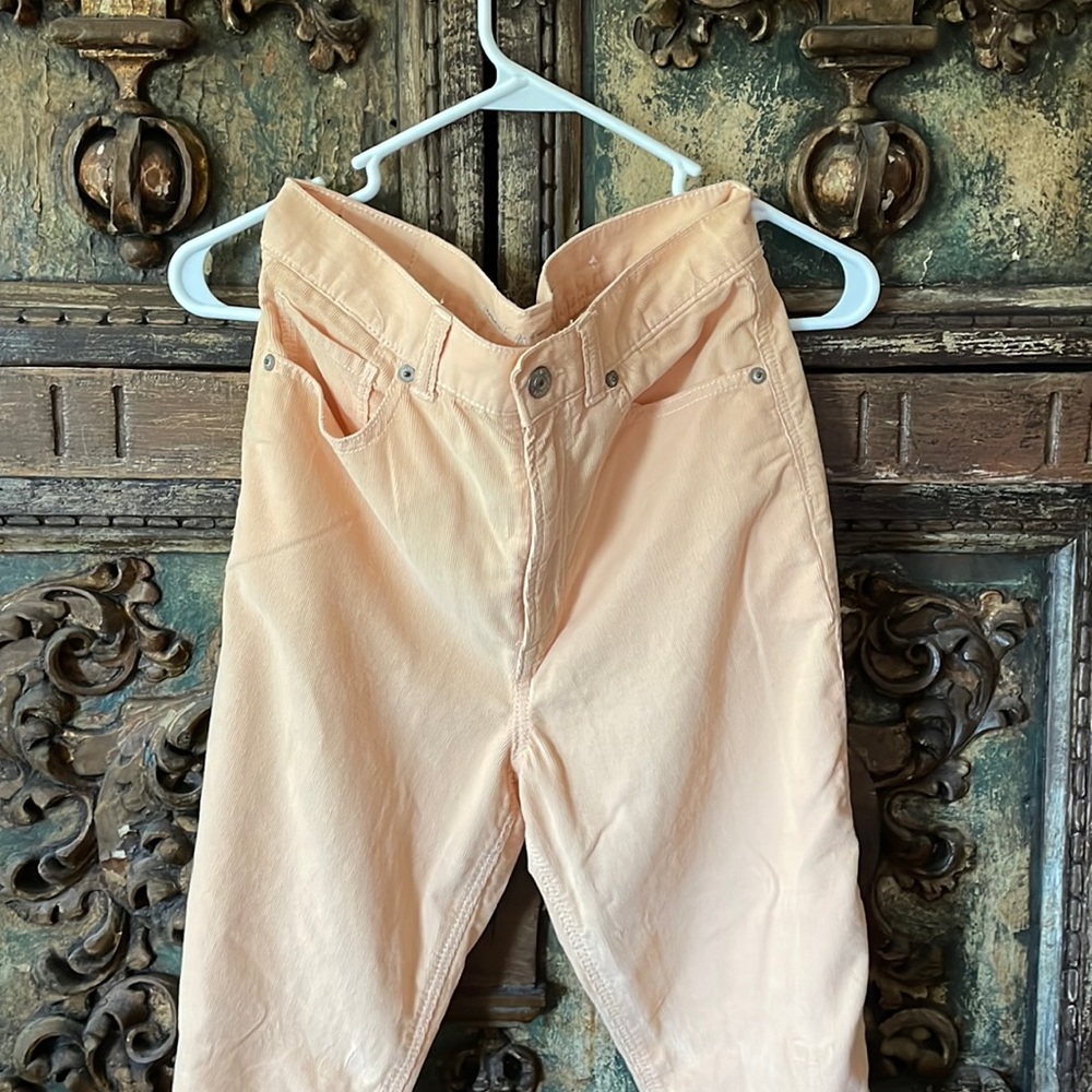 American Eagle peach light corduroy pants. Never worn size 6- run to a 4.